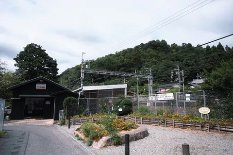 緑に抱かれた山間の無人駅
