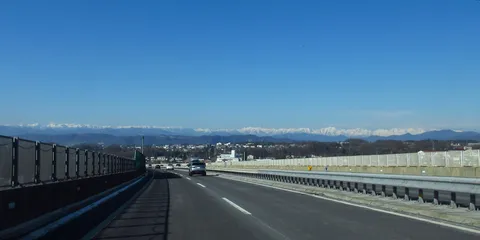 雄大な雪景色を望む道
