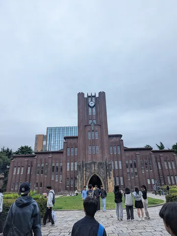 歴史が刻む、学び舎の時計塔