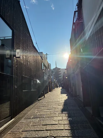 日常の影と光の路地