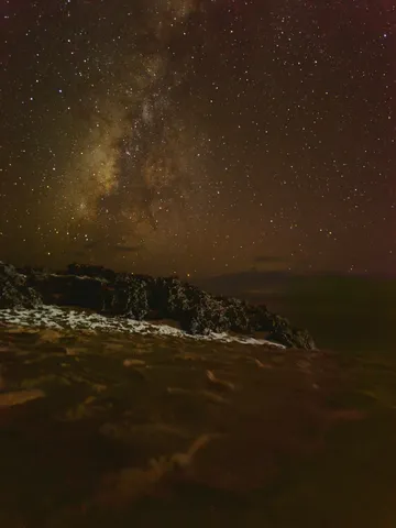 星空と岩場の静かな夜
