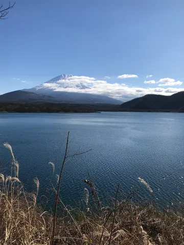 湖面に映る、雲を纏う富士山
