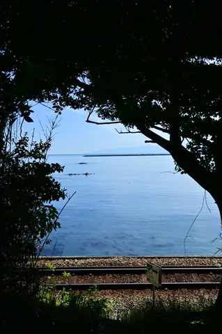 光と影が織りなす海岸風景