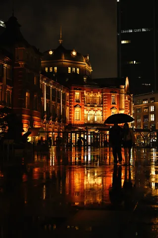 雨に映える都会の灯り