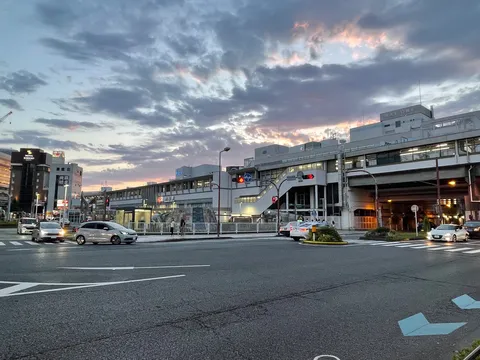 夕暮れ、駅前の交差点