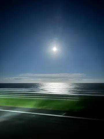 月光に照らされる滑走路