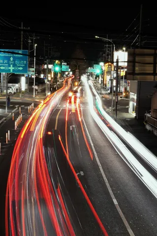 夜の高速道路、光の軌跡が織りなすアート