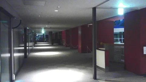 夜の廊下に灯る光跡
