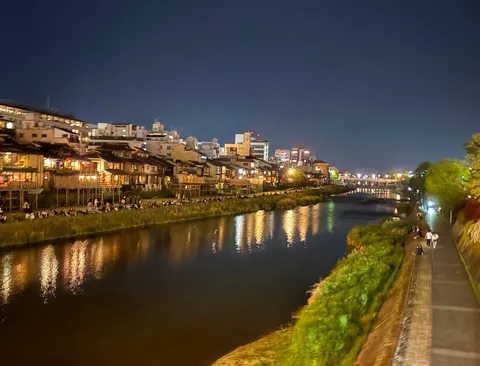 川面に映る夜景、幻想的な光の川