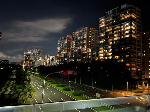 夜景と街灯に照らされる都会の道