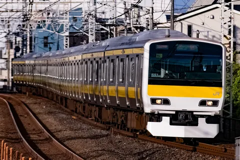 黄と白の電車、日常の軌跡