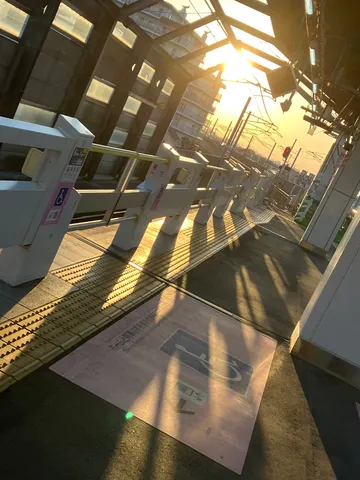夕陽に照らされる、静かな駅のホーム