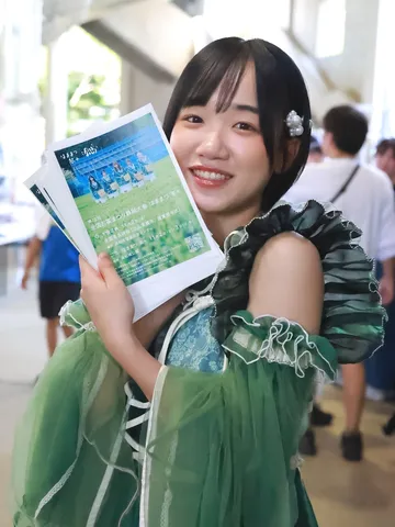 爽やかな笑顔と緑の衣装、イベントの案内