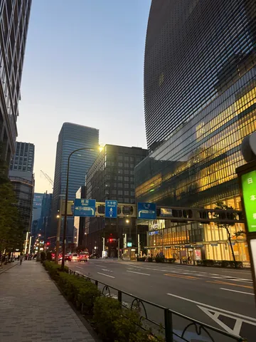 都会の黄昏、光と影の交差点