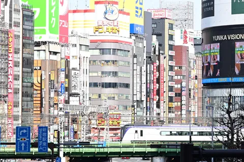 都会のざわめきと鉄路の交錯