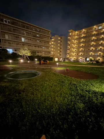 夜の団地、静かな灯り