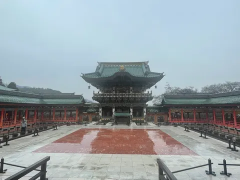 雨模様の古都、静寂の神殿