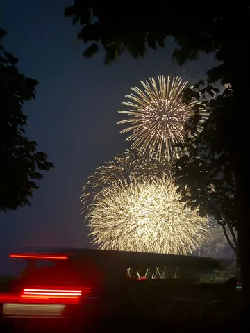 夜空に咲く大輪の花と、流れる光の軌跡