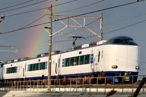 虹色の空を駆ける白い列車