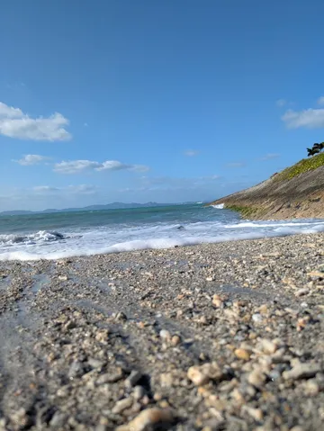 静かな潮騒と石ころの浜辺