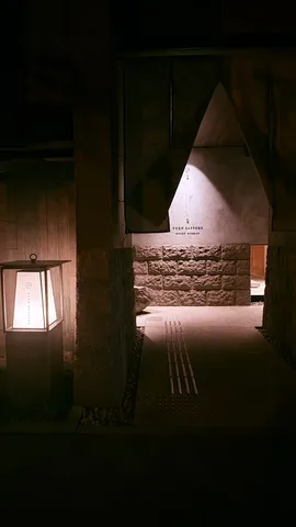 灯りと影の入口風景