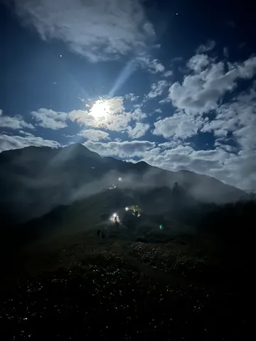 月明かりの登山、神秘的な夜の道
