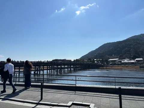 穏やかな橋と山並み、水辺の休日