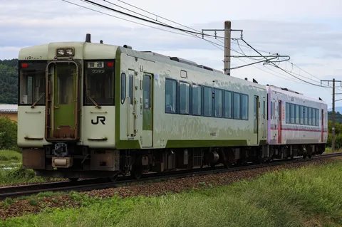 ツートンカラーのローカル線
