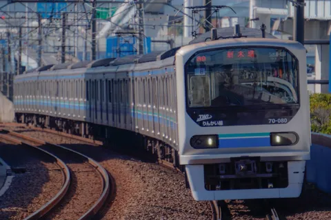 都会を駆け抜ける電車の日常