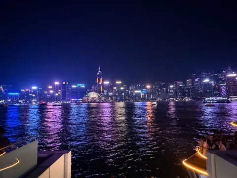 夜景と水面のきらめき