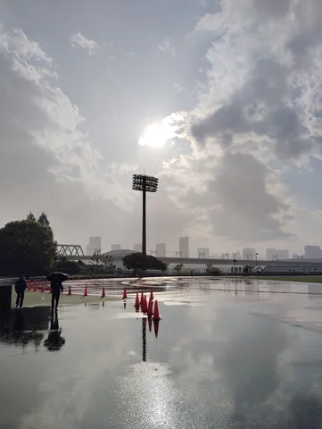 雨粒きらめく、陸上競技場の静寂
