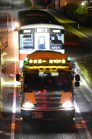 道路に電車が！？
