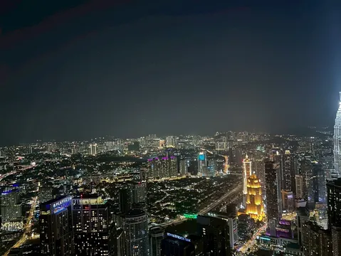 夜景に溶け込む都会の光