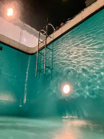 水中からのぞく、光と影のダンス