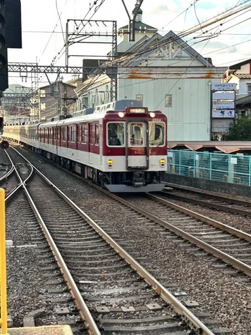 夕暮れ時の通勤電車、ノスタルジックな風景