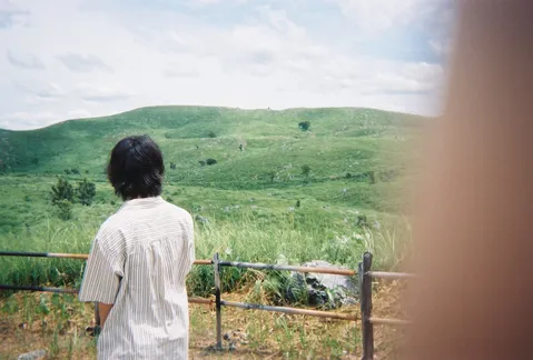 緑の丘へ向かう足音
