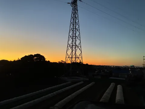 夕焼け空と鉄塔のコントラスト