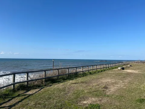 潮風と草の匂い、青い空
