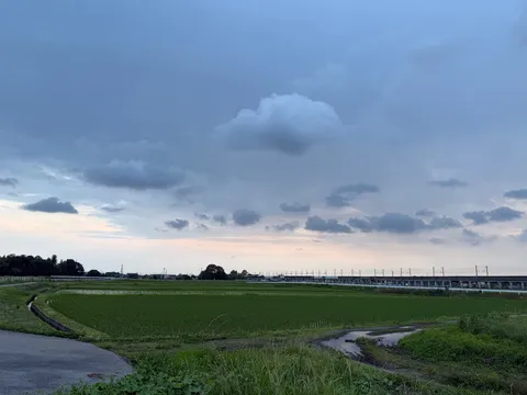 雨上がりの鉄道風景