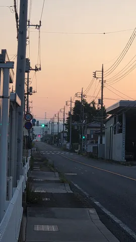 朝焼けに染まる、静かな一本道