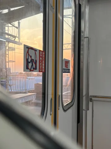 夕焼けと車窓、静かな旅立ち