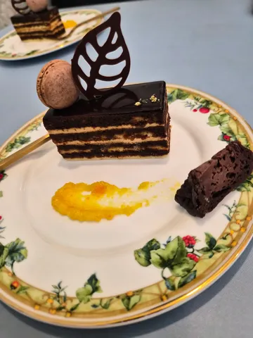 チョコレートの層と葉っぱの装飾
