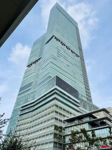 天へと伸びる、ガラスの摩天楼