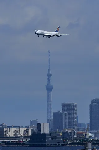 空飛ぶ巨人とそびえ立つ塔