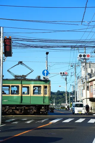 青空を走る緑の路面電車