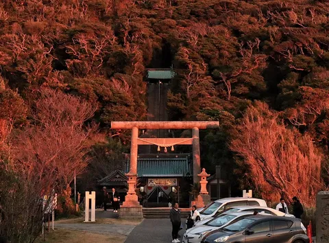 夕陽に染まる鳥居と聖域
