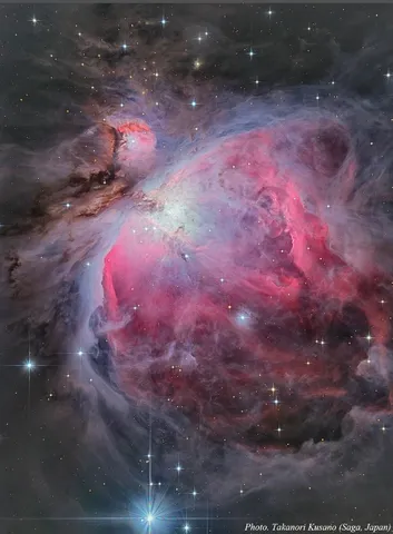 光の渦に揺れる星雲
