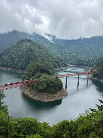 山間の湖と鉄橋を渡る列車