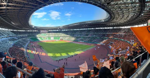 青空の下、熱狂のスタジアム