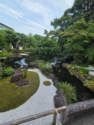 静寂を誘う、苔と水の庭園
